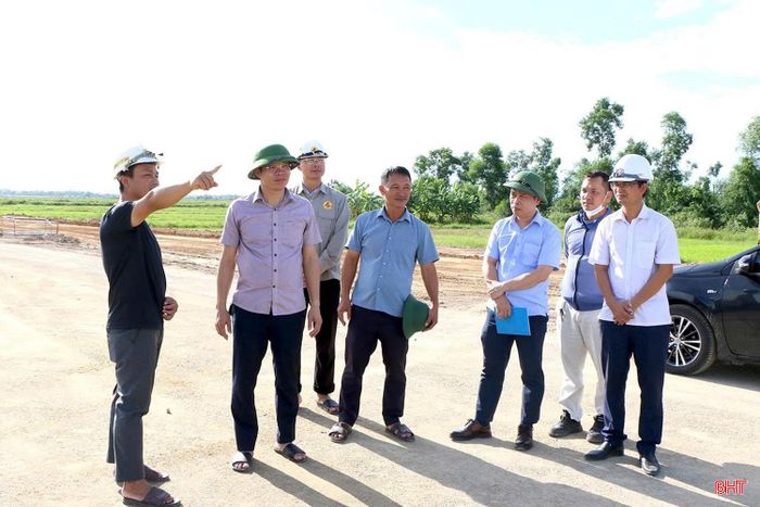 Ông Nguyễn Danh Phong - Quyền Giám đốc Ban Quản lý dự án đầu tư xây dựng công trình giao thông và phát triển đô thị tỉnh kiểm tra tiến độ dự án đường Xô Viết Nghệ Tĩnh kéo dài về phía Đông.