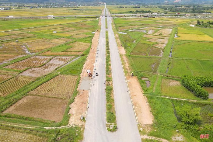 Đến nay, dự án đã thi công được 76% khối lượng, trong đó, cơ bản hoàn thành nền đường, móng cấp phối đá dăm loại 2; thảm bê tông nhựa cả 2 lớp đoạn được bàn giao mặt bằng trước đây dài 1,9/3,3km; hoàn thành cầu và đường đầu cầu Rào Con.