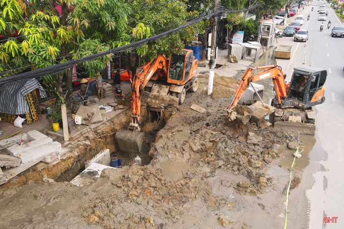 Việc duy trì nhịp độ thi công liên tục trong các ngày nghỉ lễ không chỉ thể hiện trách nhiệm, sự quyết tâm cao độ của các nhà thầu, đơn vị thi công mà còn khẳng định sự chỉ đạo sâu sát của Tỉnh ủy, UBND tỉnh Hà Tĩnh trong việc sớm đưa các dự án hạ tầng chiến lược vào khai thác.