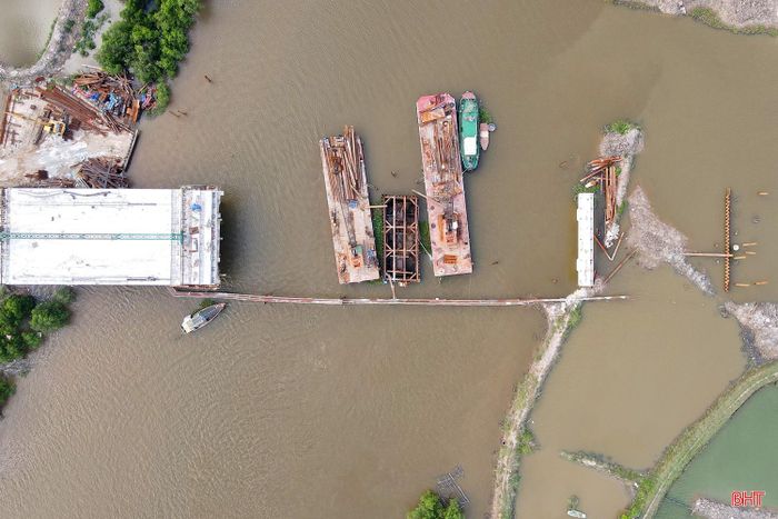 Dự án đường Xô Viết Nghệ Tĩnh kéo dài về phía Đông là trục giao thông mở rộng không gian phát triển cho Hà Tĩnh theo hướng biển. Tới nay, liên danh nhà thầu đã thi công nền đường được 5,5/6km, thi công cấp phối đá dăm được 3,5km, cầu Rào Cái đã hoàn thành 5/7 trụ, 1/2 mố, đúc được 65/72 dầm và lao lắp, đổ bản mặt cầu 5/8 nhịp.
