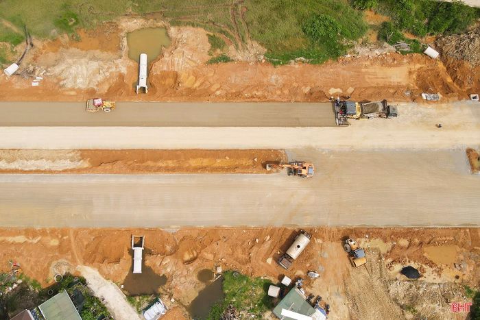 Hiện nay, nhà thầu đang tập trung thi công các hạng mục móng cấp phối đá dăm loại 1, vỉa hè, dải phân cách giữa, rãnh dọc đoạn tuyến mới được bàn giao mặt bằng và các công trình hạ tầng kỹ thuật.