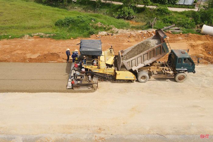 Tại dự án đường Hàm Nghi kéo dài, nhịp độ làm việc trong kỳ nghỉ lễ Quốc khánh 2/9 không hề hạ nhiệt. Đây là dự án từng gặp một số vướng mắc mặt bằng dẫn đến chậm tiến độ so với kế hoạch ban đầu, do đó, thời tiết nắng ráo ngày đầu kỳ nghỉ lễ là “thời điểm vàng” để nhà thầu triển khai công việc.