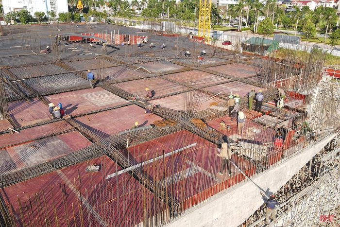 Không chỉ riêng hai dự án giao thông trọng điểm trên, không khí thi công hăng hái cũng lan tỏa khắp các dự án lớn trên địa bàn toàn tỉnh Hà Tĩnh trong dịp lễ Quốc khánh năm nay. Trong ảnh: Các công nhân đang thi công Dự án đầu tư xây dựng Bảo tàng tỉnh Hà Tĩnh.