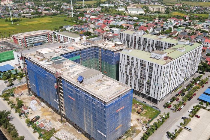 Quỹ Đầu tư phát triển Hà Tĩnh - chủ đầu tư dự án, đang đốc thúc nhà thầu cùng các đơn vị liên quan hoàn thành tất cả các hạng mục để đưa vào vận hành thử, trước khi bàn giao “chìa khóa” căn hộ cho khách hàng vào đầu năm 2027. Vậy nên, nhà thầu đã xây dựng kế hoạch thi công xuyên dịp nghỉ lễ 2/9.
