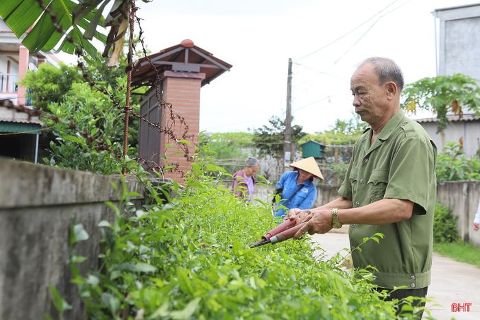 Mỗi người một phần việc, song tất cả đều chung mong muốn góp sức làm cho làng quê thêm khang trang, sạch đẹp trong những ngày Tết Độc lập.