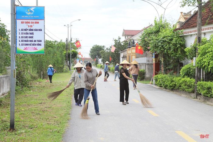 Không khí xây dựng nông thôn mới chào mừng Quốc khánh 2/9 cũng rộn ràng trên các tuyến đường trục thôn ở xã Đức Quang.