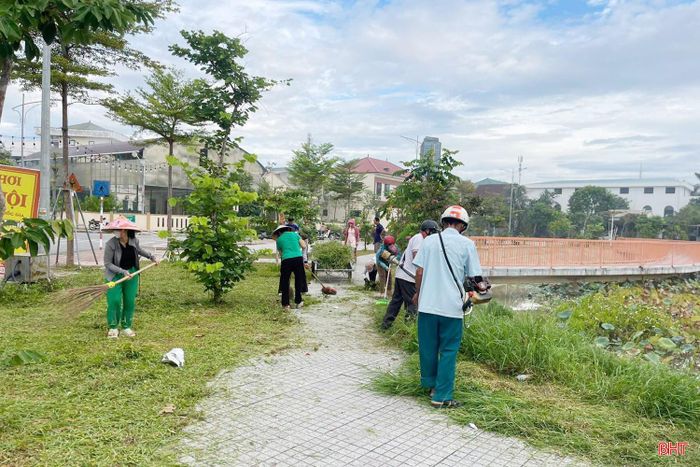 Không khí lao động sôi nổi, khẩn trương không chỉ góp phần làm đẹp cảnh quan đô thị mà còn lan tỏa tinh thần trách nhiệm, thắt chặt tình đoàn kết trong cộng đồng dân cư.