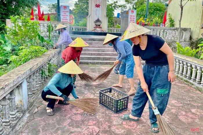 Cũng trong sáng 29/8, Chi hội Phụ nữ xã Mai Phụ cùng nhau “gác” việc nhà, chung sức chỉnh trang các tuyến đường, vệ sinh khuôn viên tượng đài liệt sĩ và thực hiện nhiều phần việc ý nghĩa.