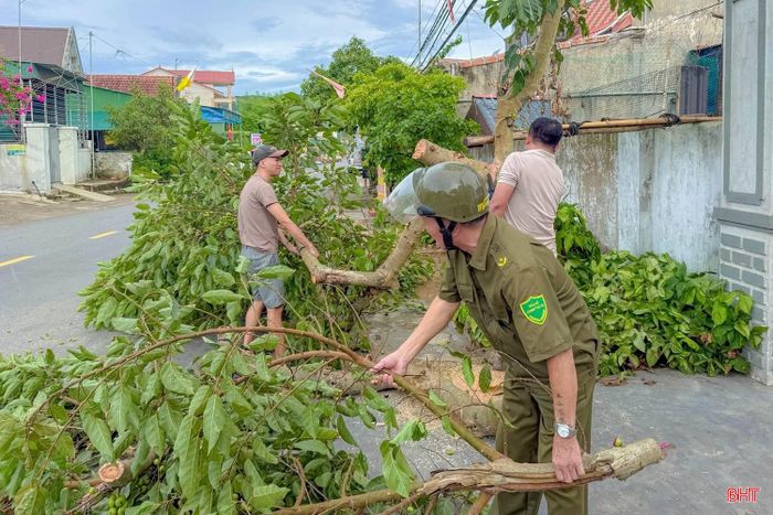 Tổ An ninh trật tự thôn Phúc Hải (xã Thiên Cầm) ra quân cắt tỉa cành cây, giải tỏa hành lang an toàn giao thông, góp phần bảo đảm đường sá thông thoáng, thuận lợi cho người dân đi lại, nhất là trong thời điểm mùa mưa bão đang cận kề.