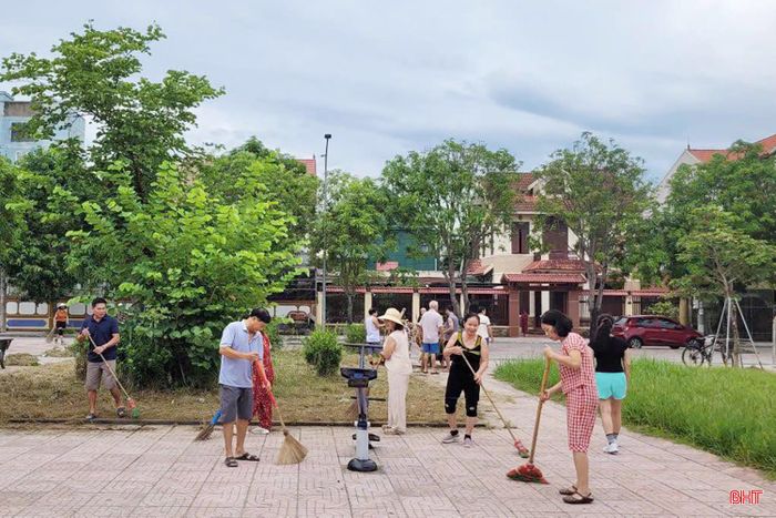 Tại phường Thành Sen, ngay từ 6h30 sáng ngày đầu nghỉ lễ, người dân trên địa bàn đã đồng loạt ra quân chỉnh trang, vệ sinh các tuyến phố, khuôn viên và khu dân cư.