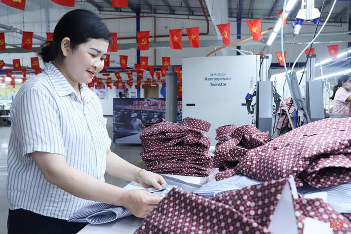 Thế mạnh của Xí nghiệp May 10 Hà Tĩnh là sản xuất áo sơ mi.