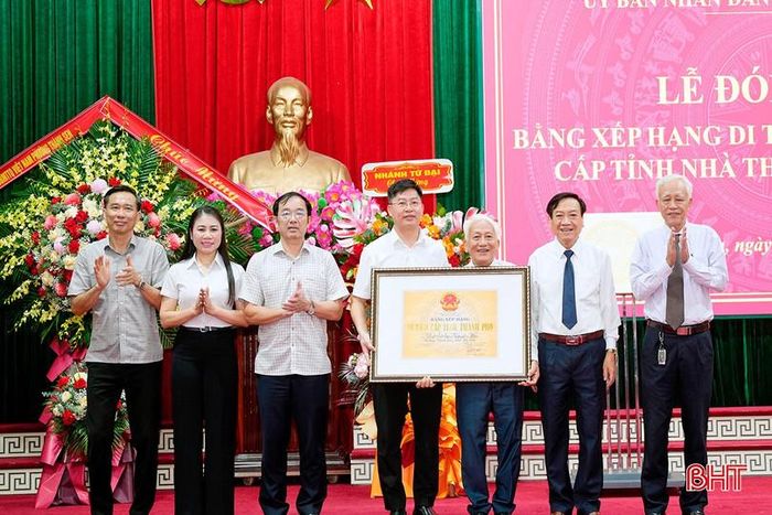 Nhà thờ họ Nguyễn Văn đón nhận bằng xếp hạng di tích lịch sử - văn hóa cấp tỉnh.