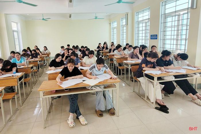 Không khí học tập nghiêm túc của các tân sinh viên năm 1 tại Trường Cao đẳng Y tế Hà Tĩnh.