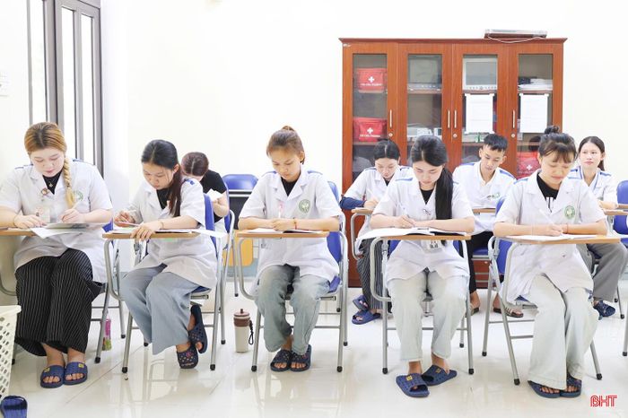 Các tiết học lý thuyết, thực hành được bố trí hợp lý, giúp sinh viên Trường Cao đẳng Y tế Hà Tĩnh vững kiến thức và tự tin hơn khi ra trường.