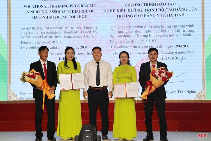 Trường Cao đẳng Y tế Hà Tĩnh nhận giấy chứng nhận đạt tiêu chuẩn kiểm định chất lượng cơ sở giáo dục nghề nghiệp và giấy chứng nhận đạt tiêu chuẩn kiểm định chất lượng chương trình đào tạo đối với ngành Dược và Điều dưỡng.
