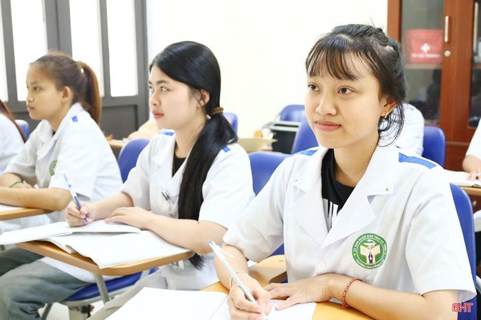 Em Bùi Thị Hoài Thu (ngoài cùng) cùng các bạn luôn nỗ lực học tập, rèn luyện tay nghề.
