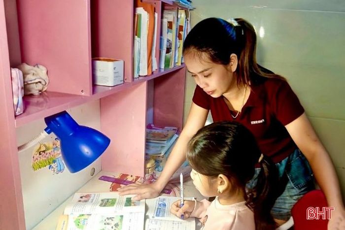 Phụ huynh phải đồng hành với con cái, sẻ chia và thấu hiểu nhu cầu học tập của con.