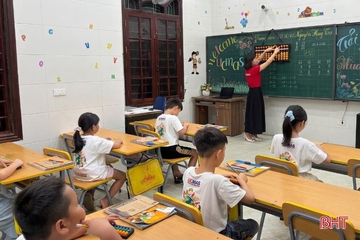 Học sinh theo học tại các trung tâm và lớp học thêm ngoài giờ trên trường.