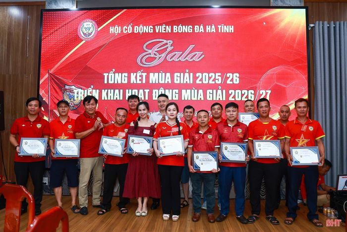 Hội Cổ động viên tặng giấy khen cho các hội viên có nhiều đóng góp trong phòng trào cổ vũ cho đội bóng mùa giải 2025/2026.