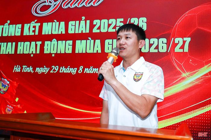 Ông Phan Như Thuật - HLV trưởng Hồng Lĩnh Hà Tĩnh cảm ơn hội cổ động viên đã đồng hành cùng đội bóng ở mùa giải vừa qua.