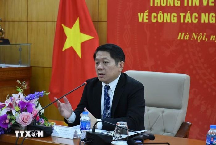 Phó Chủ nhiệm Ủy ban Nhà nước về người Việt Nam ở nước ngoài Ngô Trịnh Hà trả lời báo chí về Nghị quyết số 23-NQ/TW. (Ảnh: Diệp Trương/TTXVN)