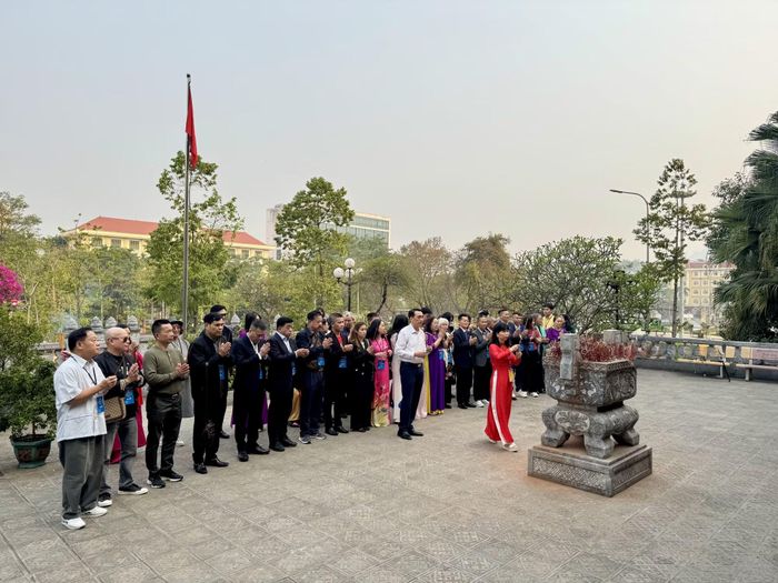 Đoàn kiều bào đã làm Lễ dâng hương Đền thờ Chủ tịch Hồ Chí Minh. (Ảnh: Diệp Trương/TTXVN)