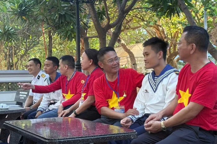 Đoàn kiều bào thăm cán bộ, chiến sỹ Trường Sa. (Ảnh: Đỗ Huy/Vietnam+)
