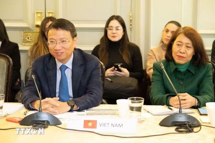 Vụ trưởng Vụ Chính sách thương mại đa biên Lê Triệu Dũng và Đại sứ Việt Nam tại Argentina Ngô Minh Nguyệt. (Ảnh: Thanh Tùng/TTXVN)