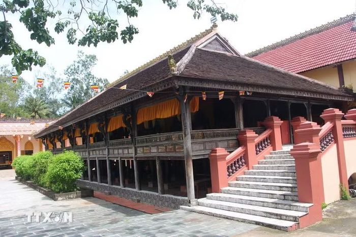 Ngôi Sala bằng gỗ trong khuôn viên Chùa Buppharam tại ấp Cái Giá, xã Hưng Hội, tỉnh Cà Mau. (Ảnh: Chanh Đa/TTXVN)