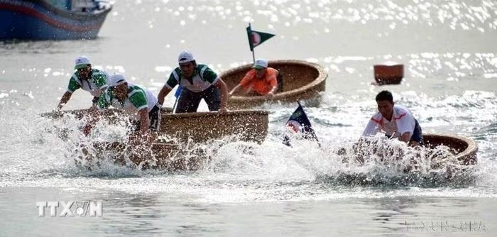 Thi lắc thúng nam một người tại Hội thi bơi thúng, lắc thúng trong khuôn khổ Festival Biển Nha Trang. (Ảnh: Thanh Hà/TTXVN)