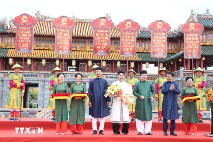 Ban Tổ chức Festival Huế công bố ca sĩ Nguyễn Việt Hoàng (nghệ danh MONO) chính thức trở thành Sứ giả quảng bá di sản văn hóa Huế, nhiệm kỳ 2026-2030. (Ảnh: Văn Dũng/TTXVN)