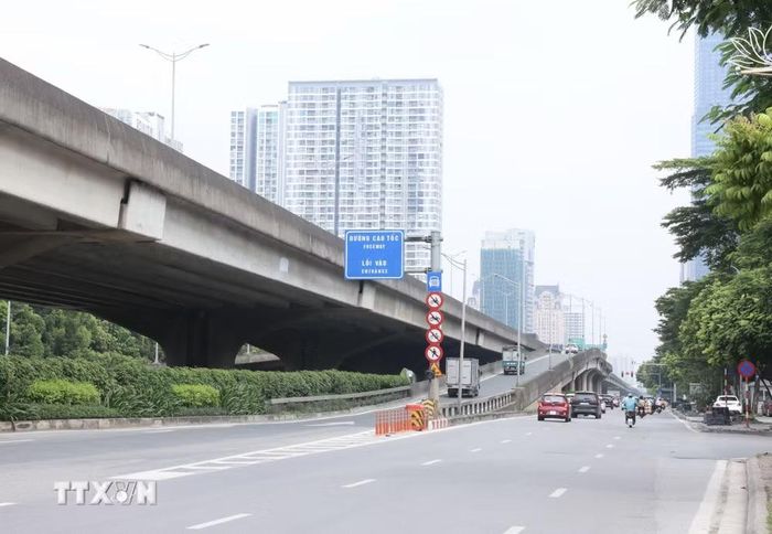 Lối lên đường Vành đai 3 hướng đi cầu Thăng Long, các phương tiện di chuyển thuận lợi trong ngày đầu tiên của kỳ nghỉ lễ 2/9. (Ảnh: Quốc Khánh/TTXVN)