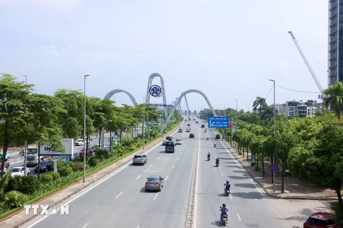 Ở đường dẫn lên cầu Nhật Tân, các phương tiện di chuyển thuận lợi trong buổi sáng 29/8, khác hẳn với tối qua 28/8 ùn tắc kéo dài hàng km, các phương tiện nhích từng mét một qua cầu. (Ảnh: Quốc Khánh/TTXVN)