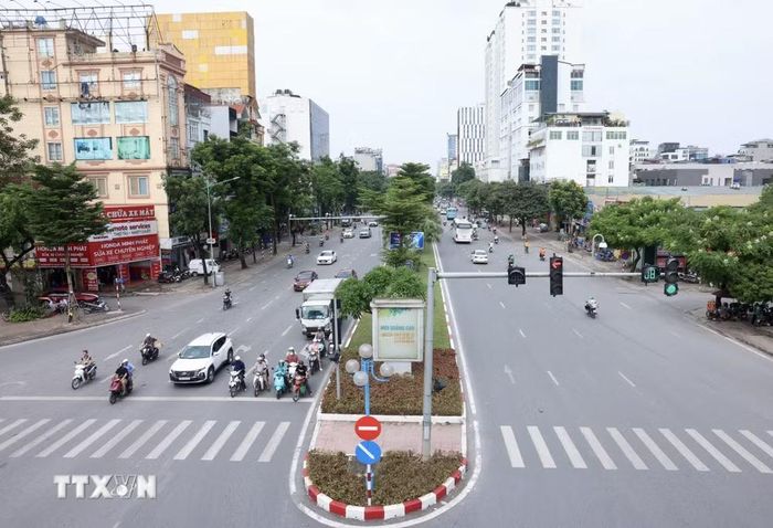 Đường Hoàng Quốc Việt vắng vẻ, yên tĩnh trong sáng 29/8. (Ảnh: Quốc Khánh/TTXVN)