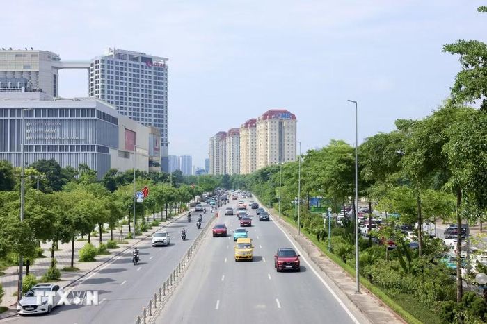 Đường Võ Chí Công không còn cảnh xe ô tô nối đuôi nhau vào mỗi buổi sáng như trước đây. (Ảnh: Quốc Khánh/TTXVN)