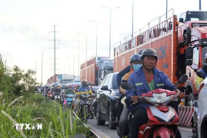 Người tham gia giao thông gặp khó khăn do ùn tắc cục bộ. (Ảnh: Tiến Lực/TTXVN)