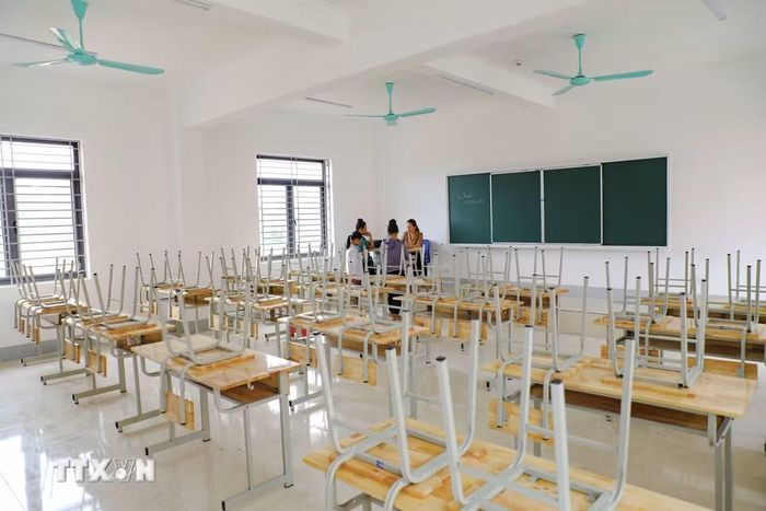 Phòng học mới của Trường Phổ thông nội trú Tiểu học và THCS Sam Mứn được trang bị đồng bộ bàn ghế, bảng viết và hệ thống quạt, sẵn sàng phục vụ việc dạy và học. (Ảnh: Xuân Tư/TTXVN)