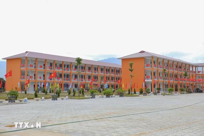 Những dãy nhà lớp học hiện đại được trang hoàng bởi cờ Đảng, cờ Tổ quốc trước thềm năm học mới. (Ảnh: Xuân Tư/TTXVN)