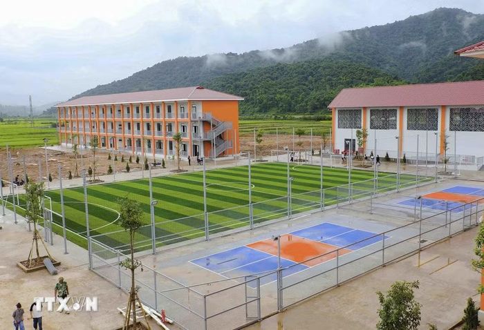 Sân bóng đá cỏ nhân tạo cùng khu nhà nội trú, nhà đa năng tạo không gian thuận lợi để học sinh học tập, rèn luyện thể chất và tham gia các hoạt động ngoại khóa. (Ảnh: Xuân Tư/TTXVN)
