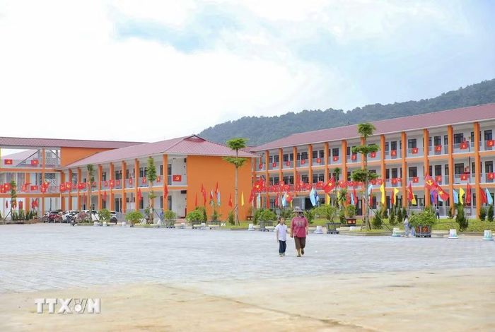 Những dãy nhà lớp học hiện đại được trang hoàng bởi cờ Đảng, cờ Tổ quốc trước thềm năm học mới. (Ảnh: Xuân Tư/TTXVN)