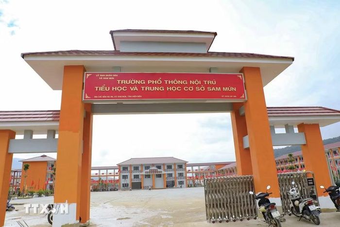 Cổng trường Phổ thông nội trú Tiểu học và THCS Sam Mứn được xây dựng hiện đại. (Ảnh: Xuân Tư/TTXVN)