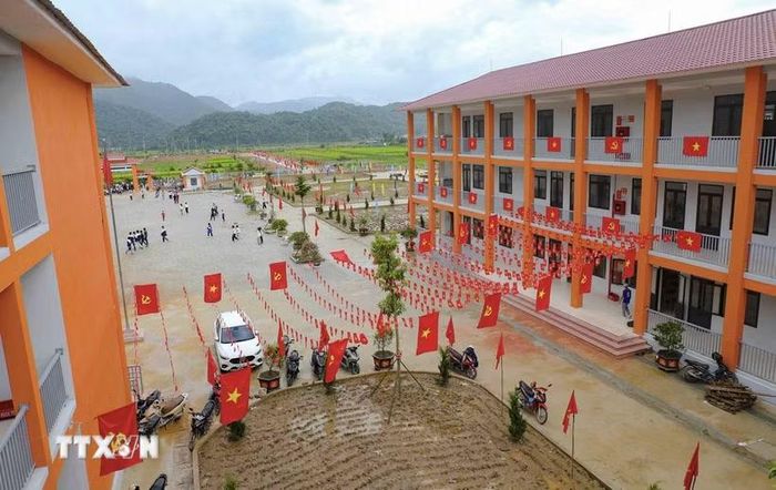 Cờ Đảng, cờ Tổ quốc được trang trí dọc các dãy nhà, tạo sắc màu nổi bật trong khuôn viên Trường Phổ thông nội trú Tiểu học và THCS Sam Mứn. (Ảnh: Xuân Tư/TTXVN)