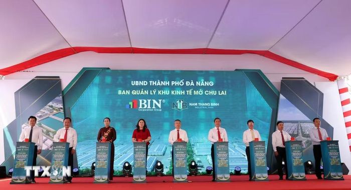 Đại biểu thực hiện nghi thức khởi công các dự án tại Khu công nghiệp Nam Thăng Bình. (Ảnh: Trần Tĩnh/TTXVN)