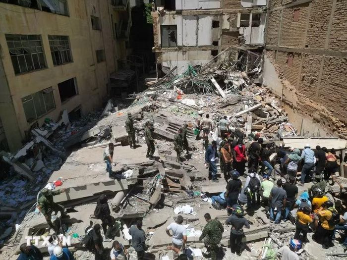Lực lượng cứu hộ tìm kiếm các nạn nhân mất tích sau trận động đất ở Pereira, Colombia ngày 10/8/2026. (Ảnh: AA/TTXVN phát)