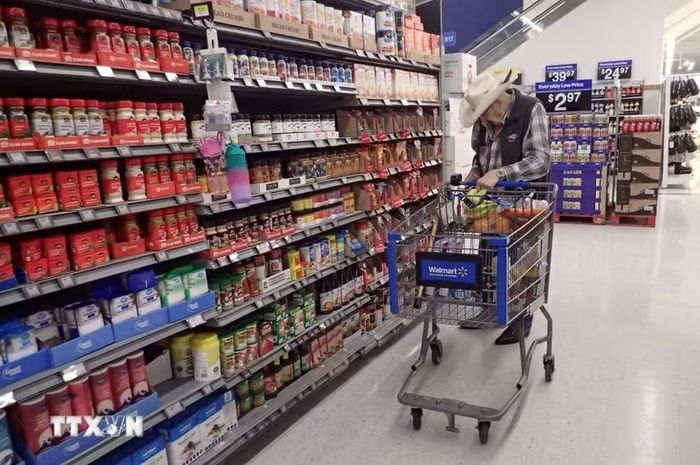 Người tiêu dùng chọn mua hàng hóa trong cửa hàng của Walmart ở Vancouver, Canada ngày 20/4/2026. (Ảnh: THX/TTXVN)