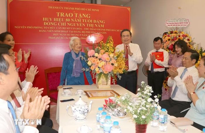 Chủ tịch Quốc hội Trần Thanh Mẫn tặng hoa chúc mừng đồng chí Nguyễn Thị Năm, Đảng bộ phường Sài Gòn, Thành phố Hồ Chí Minh. (Ảnh: Thanh Vũ/TTXVN)