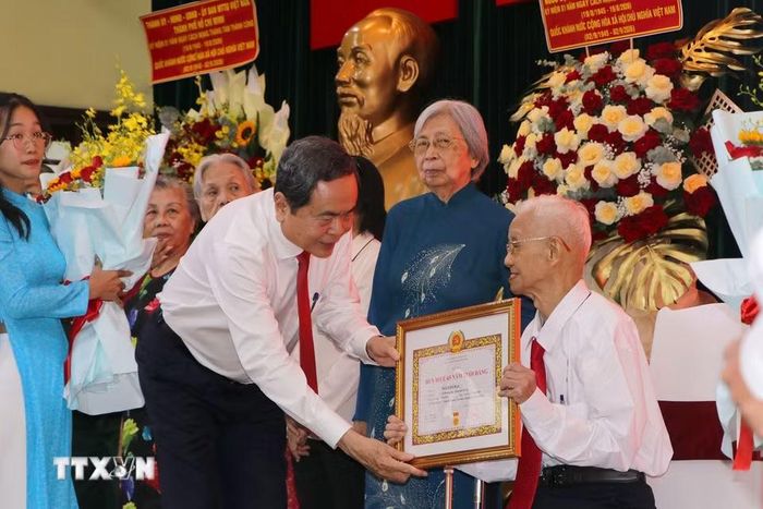 Chủ tịch Quốc hội Trần Thanh Mẫn trao Huy hiệu Đảng cho các lão thành cách mạng đợt 2/9/2026 tại Thành phố Hồ Chí Minh. (Ảnh: Thanh Vũ/TTXVN)