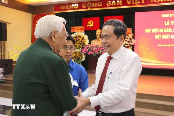 Chủ tịch Quốc hội Trần Thanh Mẫn thăm hỏi, động viên các lão thành cách mạng đón nhận Huy hiệu Đảng đợt 2/9/2026. (Ảnh: Thanh Vũ/TTXVN)