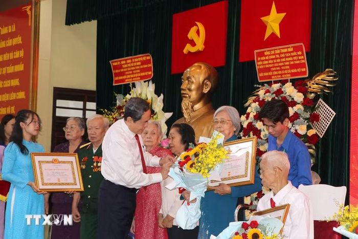 Chủ tịch Quốc hội Trần Thanh Mẫn trao Huy hiệu Đảng cho các lão thành cách mạng đợt 2/9/2026 tại Thành phố Hồ Chí Minh. (Ảnh: Thanh Vũ/TTXVN)