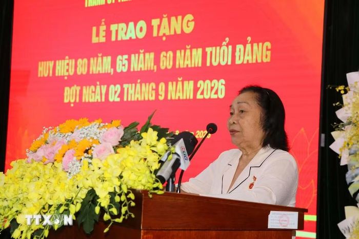 Bà Trần Thị Xuân Lượng, đảng viên thuộc Chi bộ Khu phố 8, phường Tân Định, Thành phố Hồ Chí Minh phát biểu tại lễ trao tặng Huy hiệu Đảng đợt 2/9/2026. (Ảnh: Thanh Vũ/TTXVN)